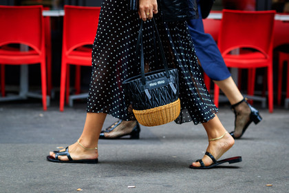 black bag, black shoes, graphic bag, graphic skirt, leather bag, leather shoes, miu miu, polka dot, printed bag, printed skirt, fashion week, frenchystyle, FW, jonathan paciullo, street style, PFW, PARIS, horizontal, atmosphere details, detail, AUTUMN WINTER 2018-2019, FALL WINTER 2018-2019, FW 18-19