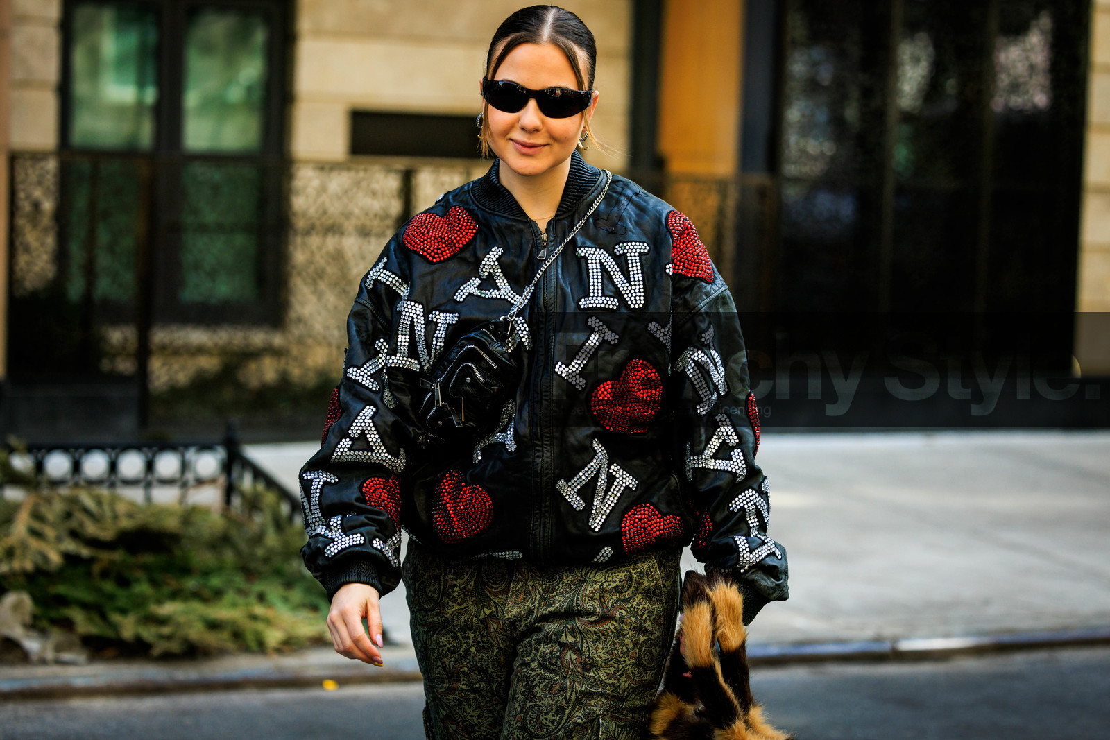 kaki pants, leather bomber jacket, black bomber jacket, furry handbag, brown handbag, ny jacket, black sunglasses, cargo pants, black fannypack, leather fannypack, street style, jonathan paciullo, FW, frenchystyle, fashion week, NYFW, NEW YORK, AUTUMN WINTER 2022-2023, FALL WINTER 2022_2023, FW 22-23, atmosphere details, horizontal