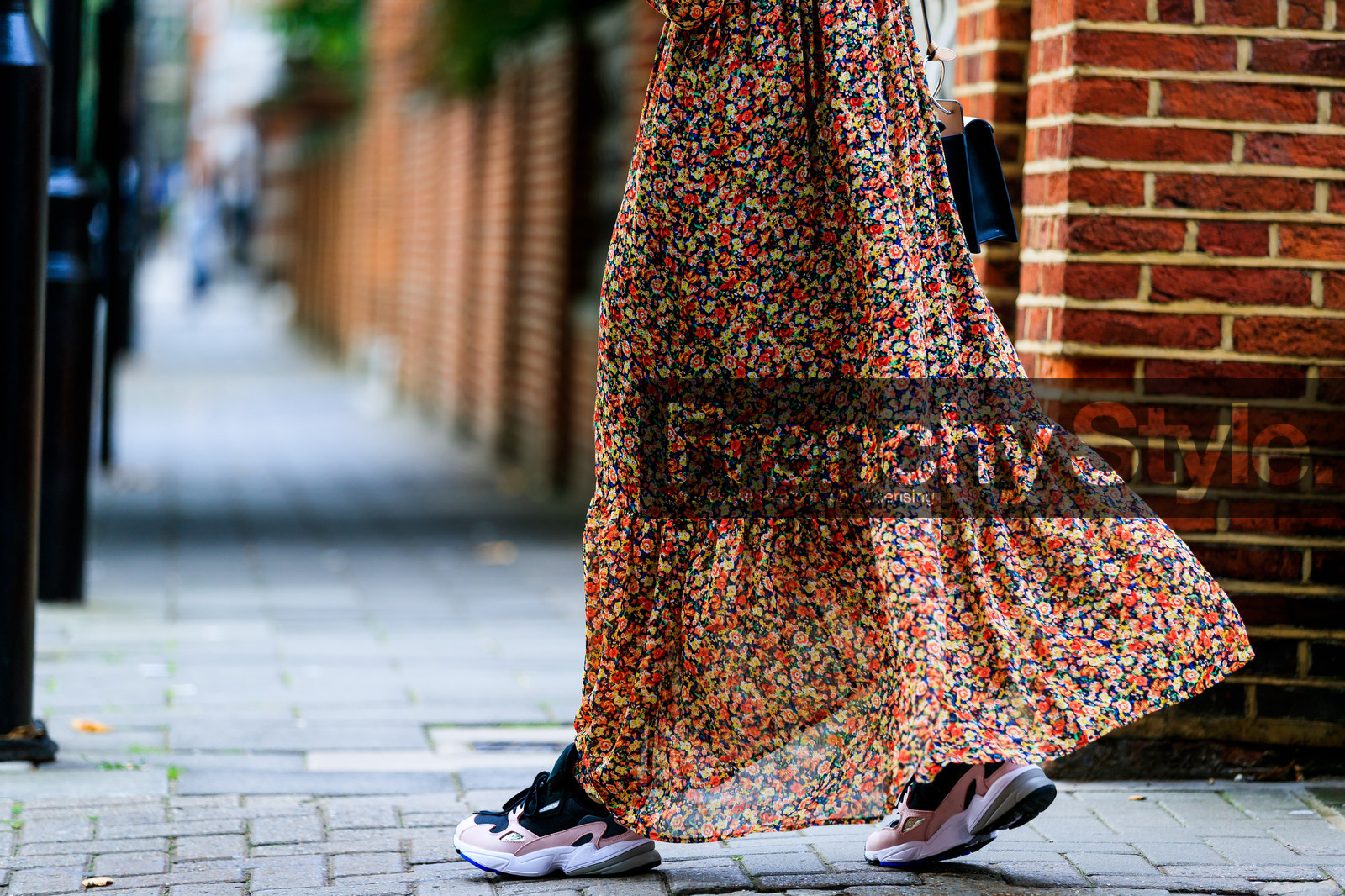 floral, flowers, graphic dress, leather shoes, multicolor dress, pink sneakers, printed dress, fashion week, frenchystyle, FW, jonathan paciullo, street style, LFW, LONDON, SPRING SUMMER 2019, SS 19, atmosphere details, horizontal, detail