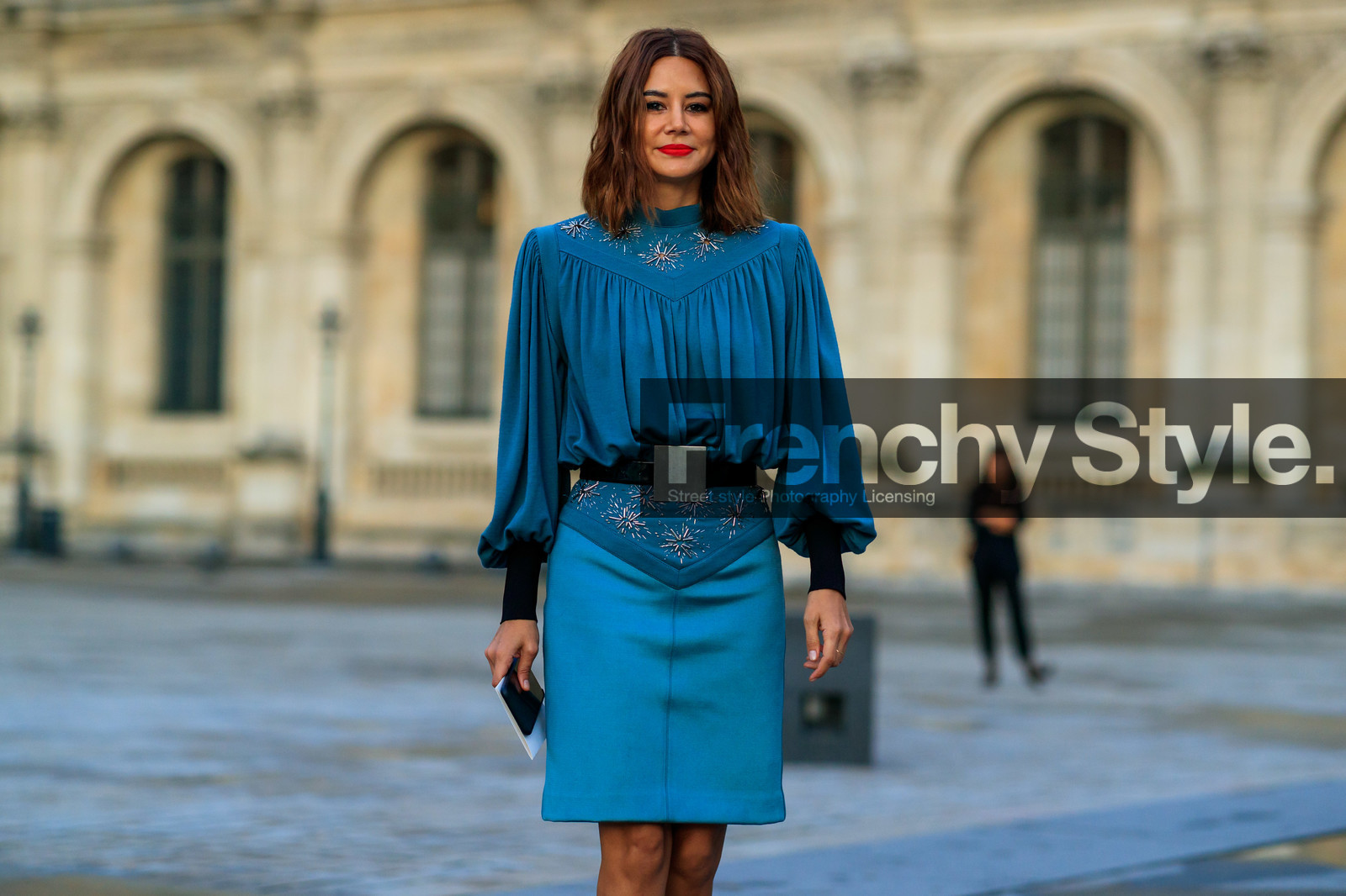 Christine Centenera, blue dress, long sleeves dress, mini dress, drape dress, embroidered dress, pearl embroidered dress, sequins dress, belted dress, high collar dress, black leather belt, golden buckle belt, big belt, louis vuitton dress, PARIS, PFW, SPRING SUMMER 2020, SS 20, fashion week, frenchystyle, FW, jonathan paciullo, street style, horizontal, atmosphere details, detail