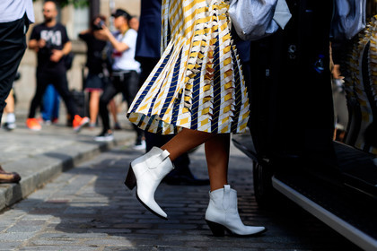 cowboy boots, graphic skirt, high heels, leather bag, leather shoes, pleated skirt, printed skirt, white boots, yellow skirt, PFW, fashion week, frenchystyle, FW, jonathan paciullo, street style, PARIS, horizontal, atmosphere details, detail, AUTUMN WINTER 2018-2019, FALL WINTER 2018-2019, FW 18-19