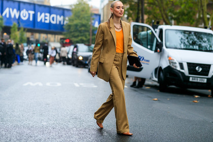 flora macdonald johnston, beige total look, beige suits, orange top, big chain necklace, golden necklace, golden earrings, diamond earrings, hoop earrings, loose pants, fashion week, frenchystyle, FW, jonathan paciullo, street style, atmosphere details, horizontal, full length