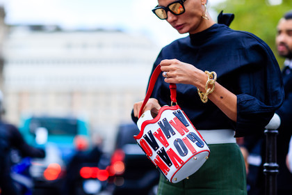 atmosphere details, black top, bracelet, detail, fashion week, frenchystyle, FW, giovanna battaglia, graphic bag, green pants, horizontal, jonathan paciullo, leather bag, leather belt, message, PARIS, PFW, red bag, SPRING SUMMER 2017, SS 17, street style, sunglasses, trousers, white belt, wide pants
