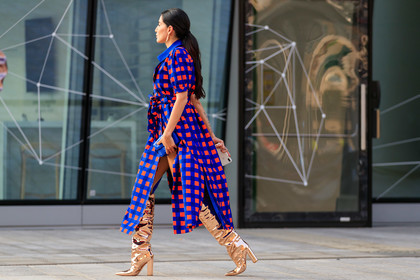 iphone, checked dress, blue dress, red dress, split dress, short sleeves dress, balloon sleeves, belted dress, long dress, high boots, golden boots, high heels boots, fashion week, frenchystyle, FW, jonathan paciullo, street style, MFW, MILAN, SPRING SUMMER 2020, SS 20