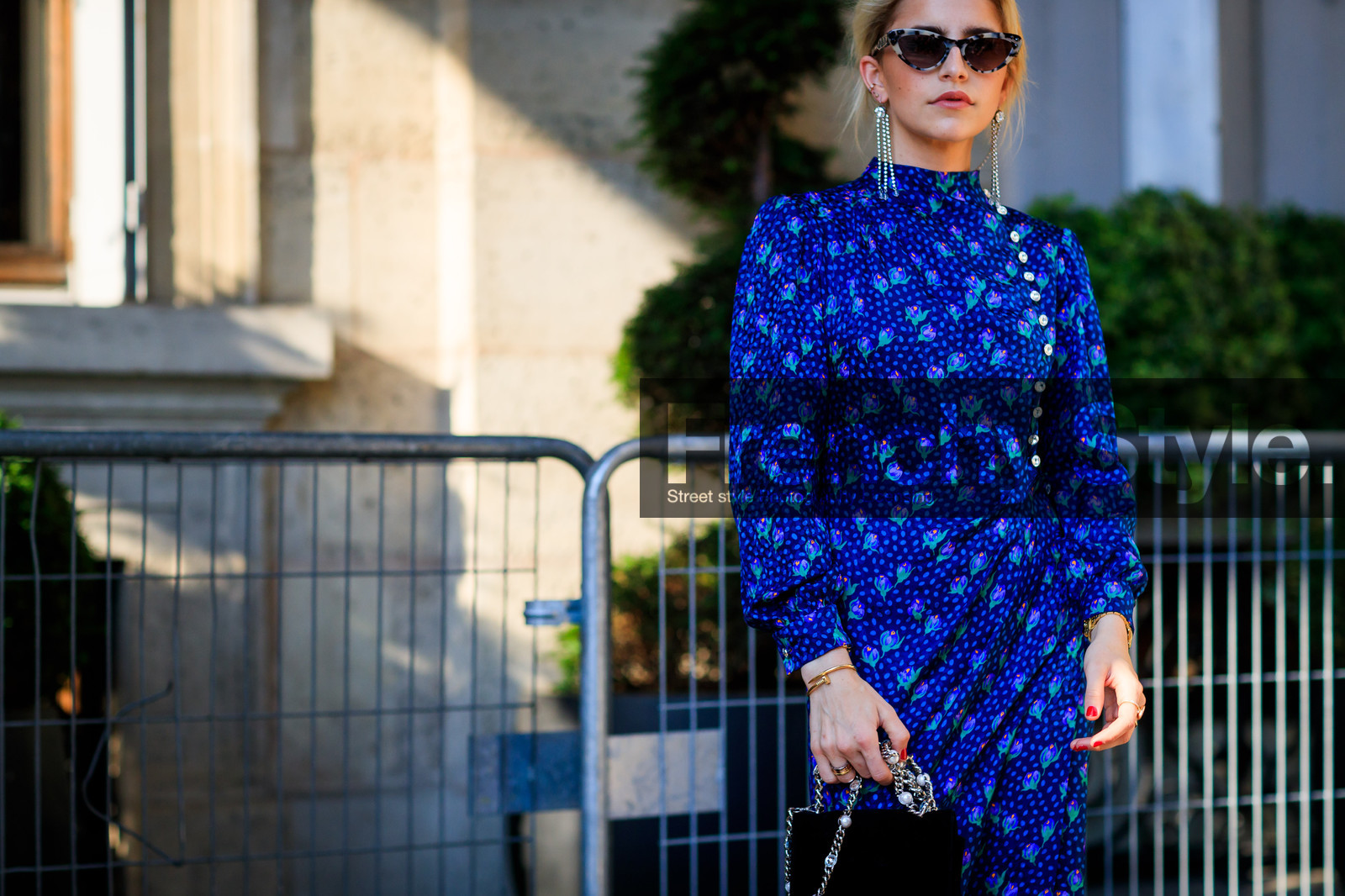 black bag, blue dress, cartier, clou bracelet, earrings, graphic dress, leather bag, printed dress, sunglasses, fashion week, frenchystyle, FW, jonathan paciullo, street style, PFW, PARIS, atmosphere details, horizontal, detail, AUTUMN WINTER 2018-2019, FALL WINTER 2018-2019, FW 18-19, caro daur