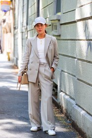 light grey jacket, light grey pants, light grey suits, light grey cap, white t-shirt, white leather sneakers, kaki leather bag, letters necklace, golden necklace, celine necklace, fashion week, frenchystyle, FW, jonathan paciullo, street style, MFW, MILAN, SPRING SUMMER 2021, SS 21, vertical, full length