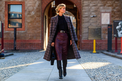 checked coat, burgundy coat, burgundy leather skirt, leather skirt, button skirt, belted skirt, black leather boots, black leather bag, high boots, high heels boots, alberta ferretti bag, animal skin bag, frida aasen, fashion week, frenchystyle, FW, jonathan paciullo, street style, MFW, MILAN, SPRING SUMMER 2021, SS 21, horizontal, atmosphere details, full length, model