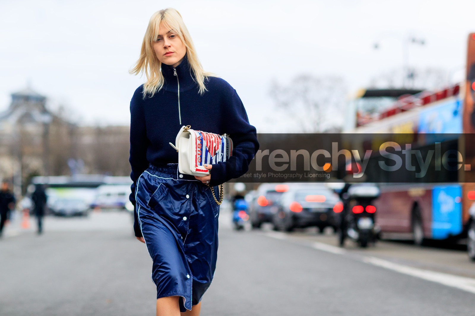 atmosphere details, AUTUMN WINTER 2017-2018, AW 17-18, blue skirt, blue sweater, boy bag, chanel, chanel handbag, detail, embroidered bag, FALL WINTER 2017-2018, fashion week, frenchystyle, FW, FW 17-18, glitter, graphic bag, horizontal, jonathan paciullo, leather bag, linda tol, PARIS, PFW, printed bag, sequined bag, street style, white bag