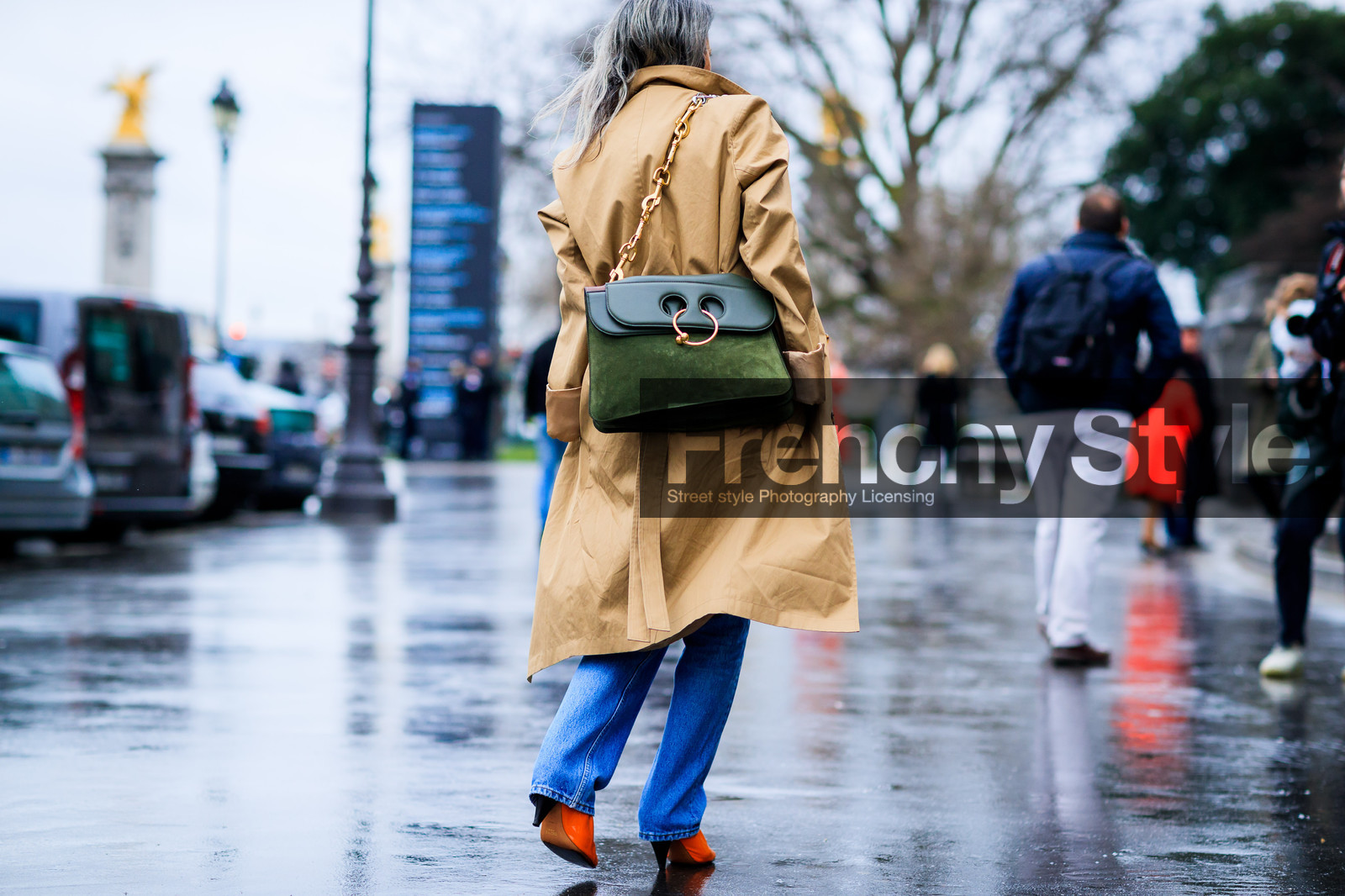 atmosphere details, AUTUMN WINTER 2017-2018, AW 17-18, back detail, beige coat, blue denim, denim pants, detail, FALL WINTER 2017-2018, fashion week, frenchystyle, FW, FW 17-18, green bag, high heels, horizontal, jeans, jonathan paciullo, jw anderson, leather bag, leather shoes, PARIS, PFW, street style, suede bag, trench coat, trousers