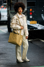 telfar bag, crossbody bag, telfar beige bag, beige handbag, telfar cabas bag, black leather jacket, leather jacket, white jacket, white pants, full white look, red nails, ring, new balance, white sneakers, fashion week, frenchystyle, FW, jonathan paciullo, street style, NYFW, NEW YORK, AUTUMN WINTER 2022-2023, FALL WINTER 2022_2023, FW 22-23, vertical, full length