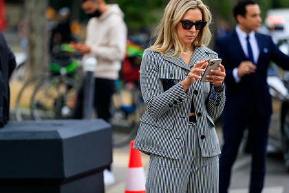 iphone, striped jacket, striped pants, striped suits, black jacket, black pants, white jacket, white pants, white suits, bicolor jacket, bicolor pants, black sunglasses, eyecat sunglasses, fashion week, frenchystyle, FW, jonathan paciullo, street style, PFW, PARIS, SPRING SUMMER 2022, SS 22, horizontal, atmosphere details, detail
