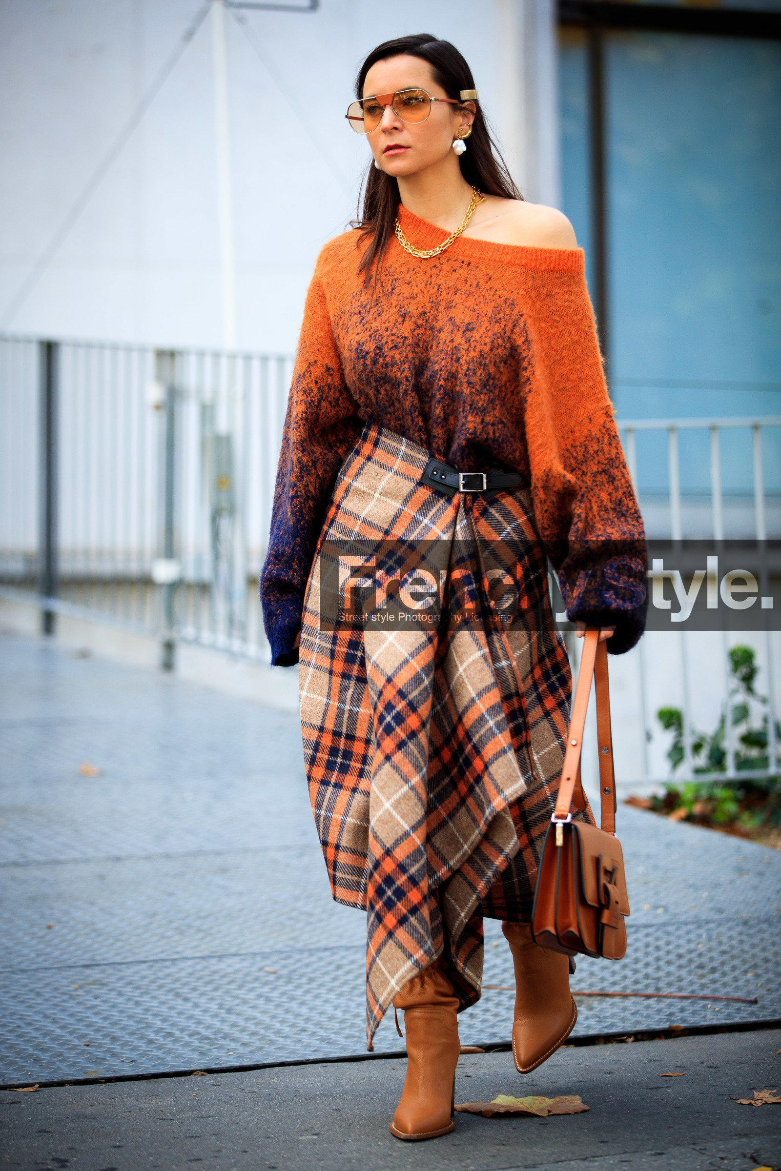 julia comil, orange pullover, orange skirt, tie and dye pullover, navy blue pullover, plaid skirt, checked skirt, asymetrical pullover, oversize pull, oversize pullover, aviator sunglasses, metalic frame sunglasses, yellow sunglasses, pearl earrings, dangling earrings, golden earrings, golden necklace, chain necklace, long skirt, camel leather bag, camel leather boots, chloe earrings, fashion week, frenchystyle, FW, jonathan paciullo, street style, PFW, PARIS, SPRING SUMMER 2021, SS 21, vertical, full length