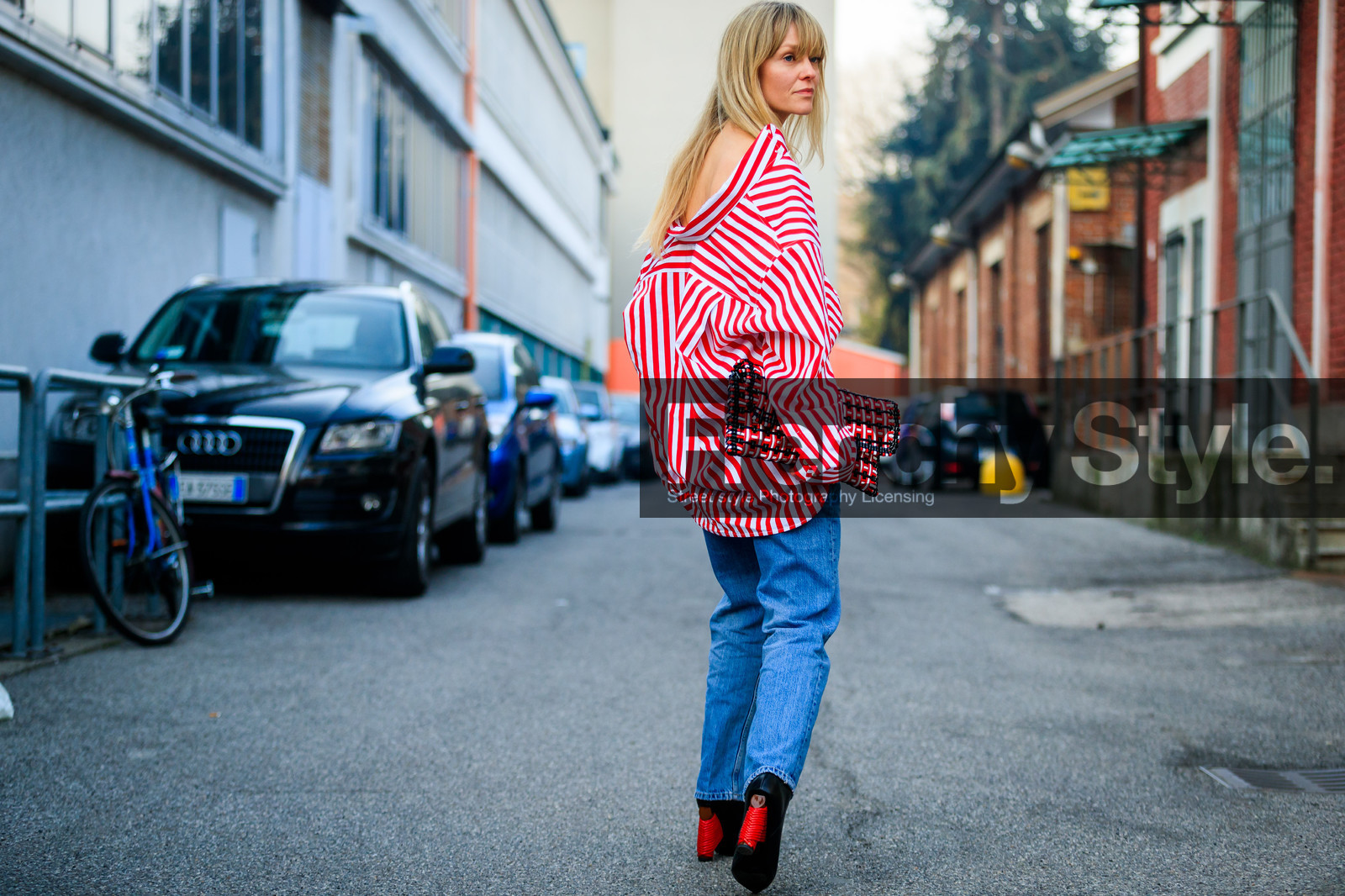 atmosphere details, AUTUMN WINTER 2017-2018, AW 17-18, black shoes, blue denim, checked bag, denim pants, FALL WINTER 2017-2018, fashion week, frenchystyle, full length, FW, FW 17-18, geometric, graphic bag, graphic shirt, high heels, horizontal, jeanette madsen, jeans, jonathan paciullo, leather bag, leather shoes, MFW, MILAN, red bag, red shirt, street style, striped shirt, stripes, trousers