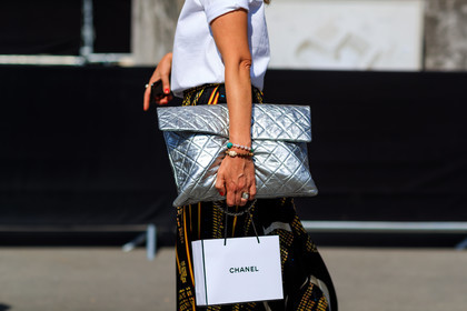 black skirt, chanel handbag, graphic skirt, leather bag, printed skirt, silver bag, sunglasses, white t shirt, fashion week, frenchystyle, FW, jonathan paciullo, street style, PFW, PARIS, horizontal, atmosphere details, detail, AUTUMN WINTER 2018-2019, FALL WINTER 2018-2019, FW 18-19