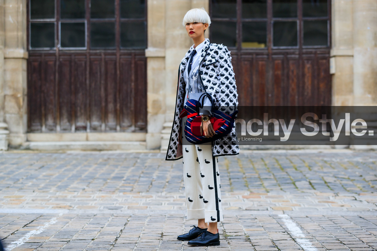 thom browne bag, thom browne coat, thom browne look, thom browne cardigan, thom browne pants, red bag, navy blue bag, striped bag, animal shape bag, hand bag, white coat, embroidered coat, black coat, pearl embroidered coat, white shirt, black tie, grey cardigan, jacquard cardigan, white pants, embroidered pants, man style look, golden watch, rolex watch, black leather derbie, laced shoes, cropped pants, fashion week, frenchystyle, FW, jonathan paciullo, street style, PFW, PARIS, SPRING SUMMER 2020, SS 20, horizontal, atmosphere details, full length