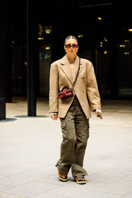 purple glasses, beige blazer, golden loops, chain necklace, jacquemus bag, crossbody bag, burgundy bag, cargo pants, kaki pants, camel sneakers, fashion week, frenchystyle, FW, jonathan paciullo, street style, AUTUMN WINTER 2022-2023, FALL WINTER 2022_2023, FW 22-23, PFW, PARIS, vertical, full length