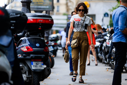 black shoes, brown bag, brown pants, graphic bag, leather bag, leather shoes, printed bag, printed t shirt, sunglasses, trousers, white t shirt, PFW, fashion week, frenchystyle, FW, jonathan paciullo, street style, PARIS, horizontal, atmosphere details, full length, AUTUMN WINTER 2018-2019, FALL WINTER 2018-2019, FW 18-19, nicole phelps