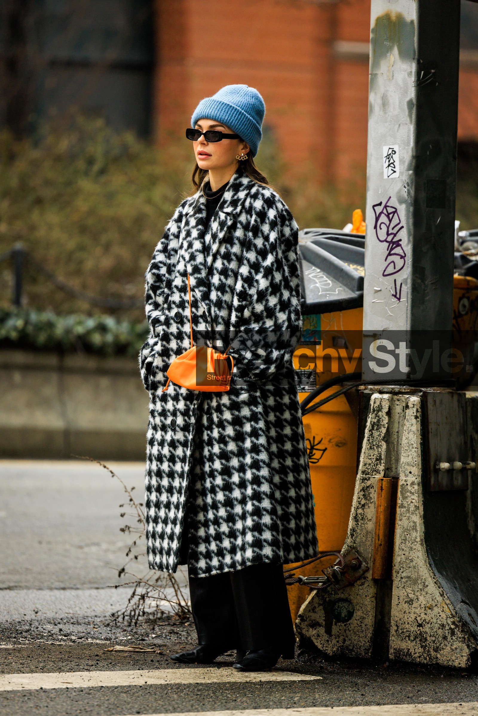 orange crossbody, leather crossbody bag, mini crossbody, black sunglasses, blue beanie, knitted, beanie, gucci earrings, black pants, black bottines, black and white coat, black turtleneck, Allegra shaw, street style, jonathan paciullo, FW, frenchystyle, fashion week, NYFW, NEW YORK, AUTUMN WINTER 2022-2023, FALL WINTER 2022_2023, FW 22-23, vertical, full length