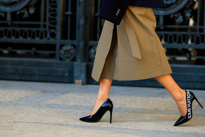 black shoes, brown skirt, high heels, leather shoes, louis vuitton, PARIS, PFW, street style, jonathan paciullo, FW, frenchystyle, fashion week, AUTUMN WINTER 2019-2020, AW 19-20, FALL WINTER 2019-2020, FW 19-20, horizontal, atmosphere details, detail