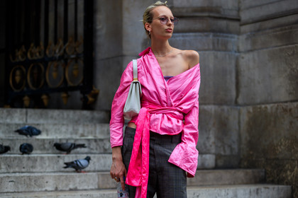 checked, grey pants, leather bag, off the shoulder, pink shirt, plaid, sunglasses, trousers, white bag, fashion week, frenchystyle, FW, jonathan paciullo, street style, PFW, PARIS, atmosphere details, horizontal, detail, model, AUTUMN WINTER 2018-2019, FALL WINTER 2018-2019, FW 18-19, lili sumner