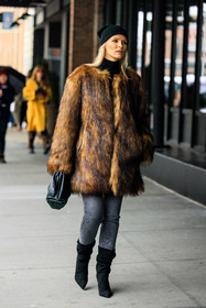 brown furry coat, brown furry jacket, black pouch, leather pouch, furry winter look, black beanie, dark denim pants, black turtleneck, black heeled boots, kate davidson hudson, fashion week, frenchystyle, FW, jonathan paciullo, street style, NYFW, NEW YORK, AUTUMN WINTER 2022-2023, FALL WINTER 2022_2023, FW 22-23, vertical, full length