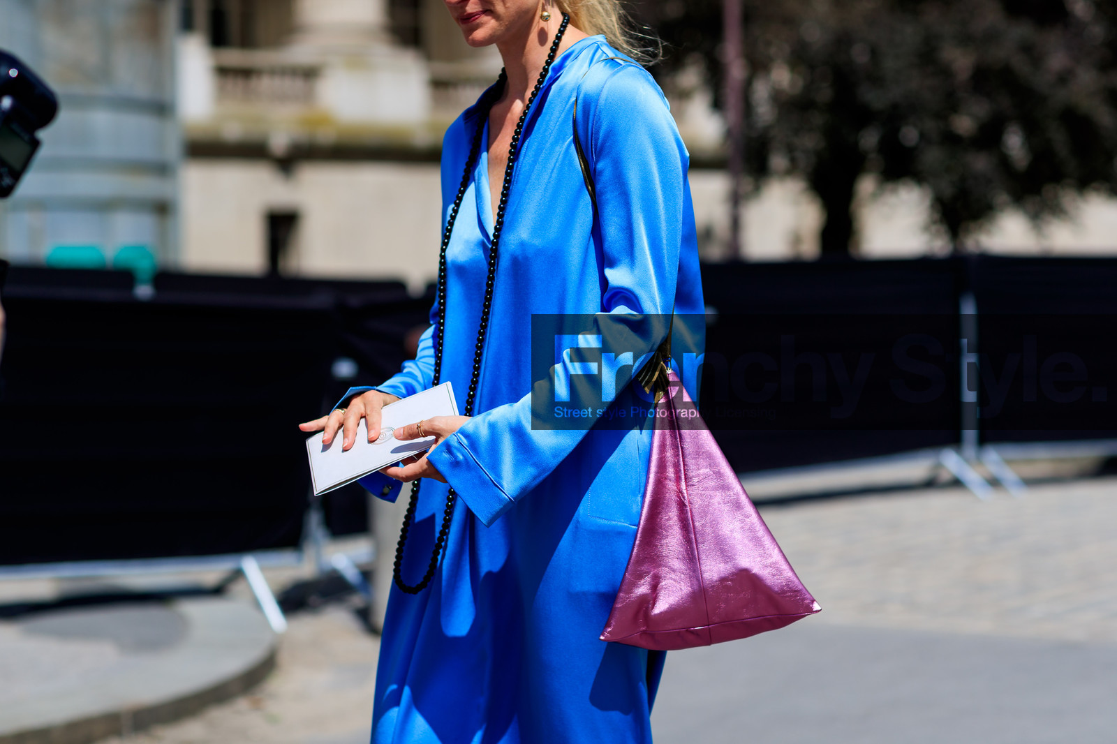 blue dress, leather bag, necklace, pearls, pink bag, fashion week, frenchystyle, FW, jonathan paciullo, street style, PFW, PARIS, horizontal, atmosphere details, detail, AUTUMN WINTER 2018-2019, FALL WINTER 2018-2019, FW 18-19