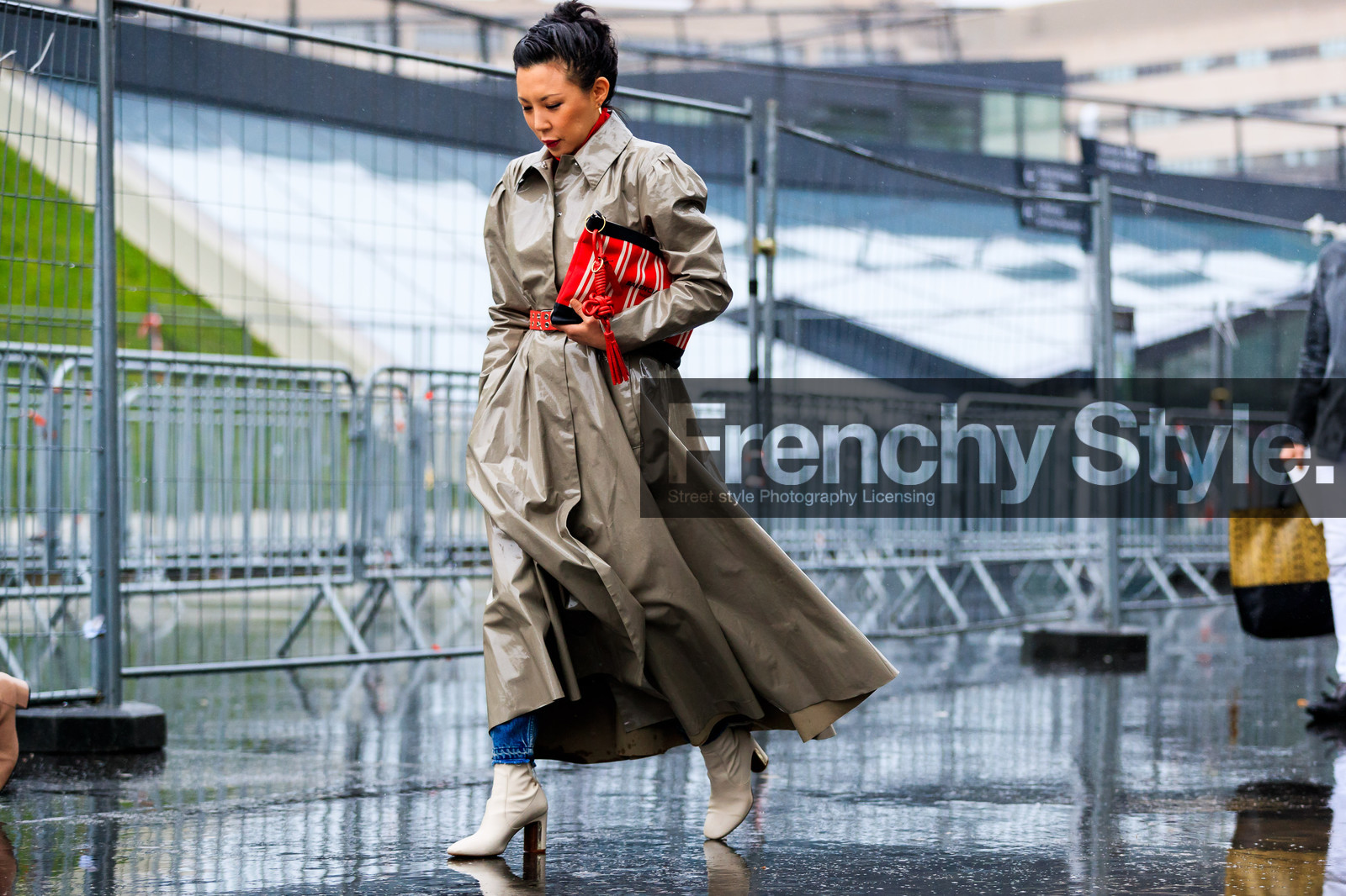 atmosphere details, AUTUMN WINTER 2017-2018, AW 17-18, balenciaga, beige coat, beige shoes, FALL WINTER 2017-2018, fashion week, frenchystyle, full length, FW, FW 17-18, geometric, graphic bag, high heels, horizontal, jonathan paciullo, leather bag, leather shoes, PARIS, PFW, printed bag, red bag, street style, striped bag, trench coat, trousers