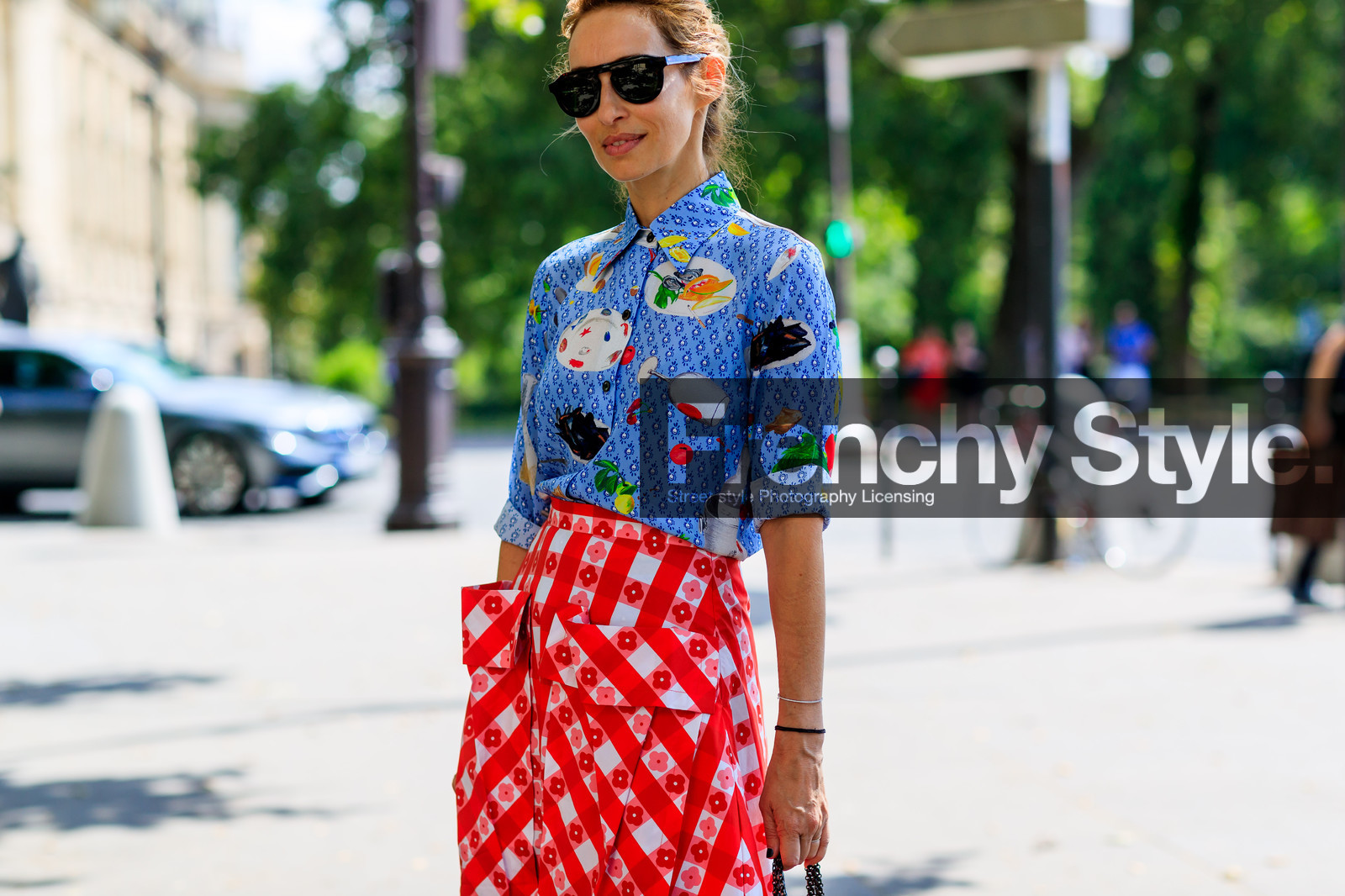 blue shirt, checked, graphic shirt, graphic skirt, plaid, printed shirt, printed skirt, red skirt, sunglasses, fashion week, frenchystyle, FW, jonathan paciullo, street style, PFW, PARIS, horizontal, atmosphere details, detail, AUTUMN WINTER 2018-2019, FALL WINTER 2018-2019, FW 18-19, alexandra golovanoff