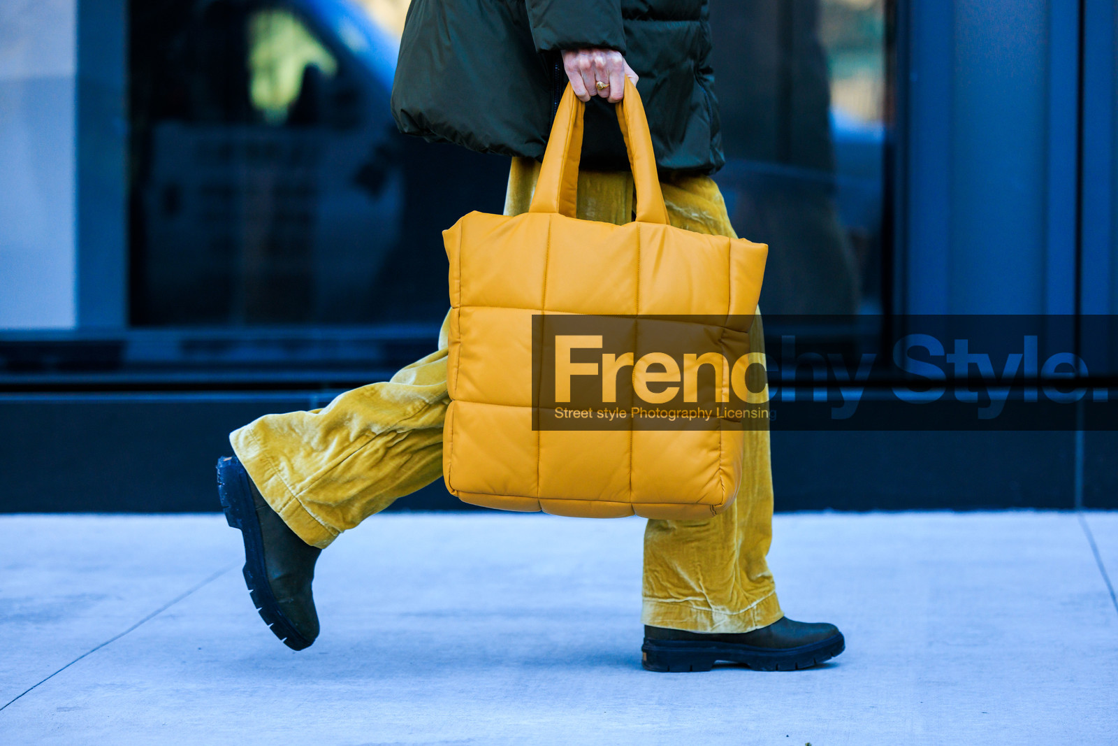details, close up, yellow bag, puffy cabas bag, yellow pants, velvet pants, black boots, winter look, fashion week, frenchystyle, FW, jonathan paciullo, street style, NYFW, NEW YORK, AUTUMN WINTER 2022-2023, FALL WINTER 2022_2023, FW 22-23, atmosphere details, horizontal