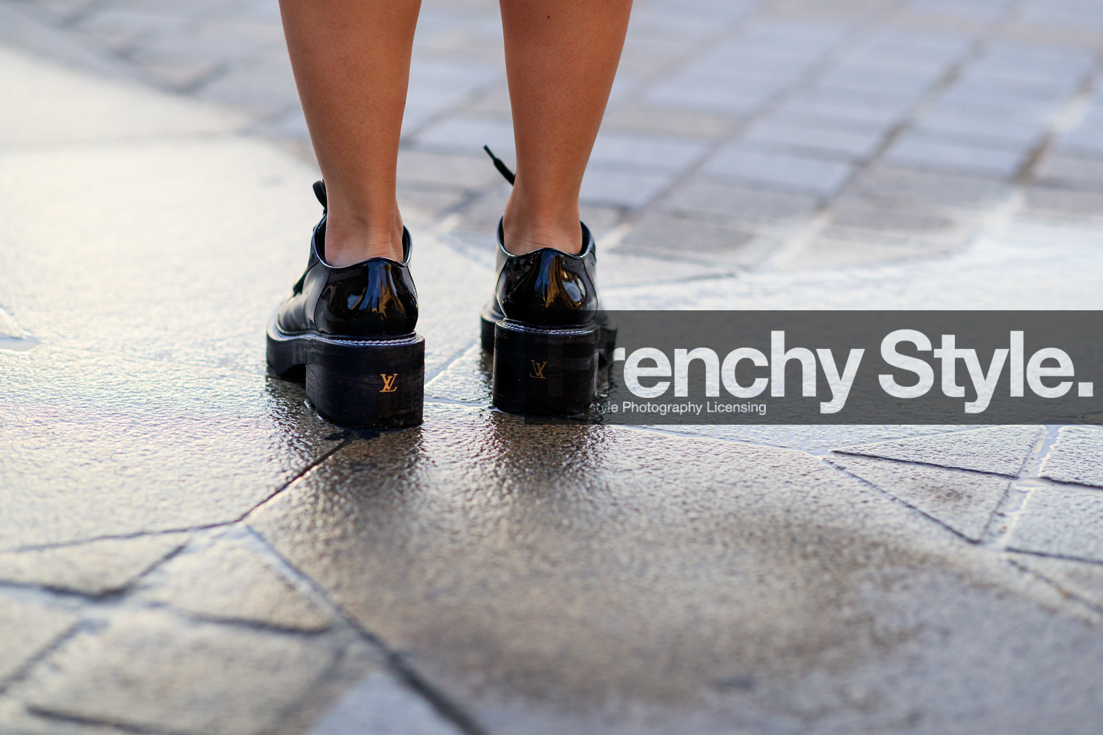 louis vuitton shoes, black polish shoes, black leather derbie, flat shoes, shoes detail, PARIS, PFW, SPRING SUMMER 2020, SS 20, fashion week, frenchystyle, FW, jonathan paciullo, street style, horizontal, atmosphere details, detail