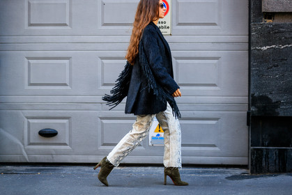 animal print, beige pants, black jacket, erika boldrin, fringes, graphic pants, green boots, high heels, leather shoes, printed pants, snake print, sunglasses, trousers, street style, jonathan paciullo, FW, frenchystyle, fashion week, MFW, MILAN, SPRING SUMMER 2019, SS 19, atmosphere details, horizontal, detail