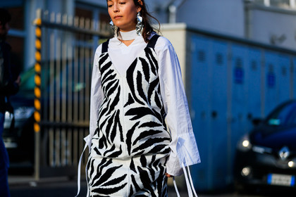 atmosphere details, AUTUMN WINTER 2017-2018, AW 17-18, black and white, detail, earrings, FALL WINTER 2017-2018, fashion week, frenchystyle, FW, FW 17-18, horizontal, jonathan paciullo, MFW, MILAN, oversize, printed dress, rachael wang, street style, white shirt, zebra