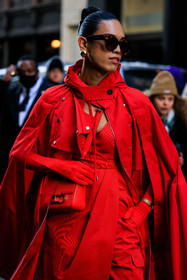 full red look, red carolina herrera, carolina herrera bag, crossbody bag, red cape, red gloves, dark sunglasses, golden studs, closeu, details, red dress, fashion week, frenchystyle, FW, jonathan paciullo, street style, NYFW, NEW YORK, AUTUMN WINTER 2022-2023, FALL WINTER 2022_2023, FW 22-23, vertical, atmosphere details