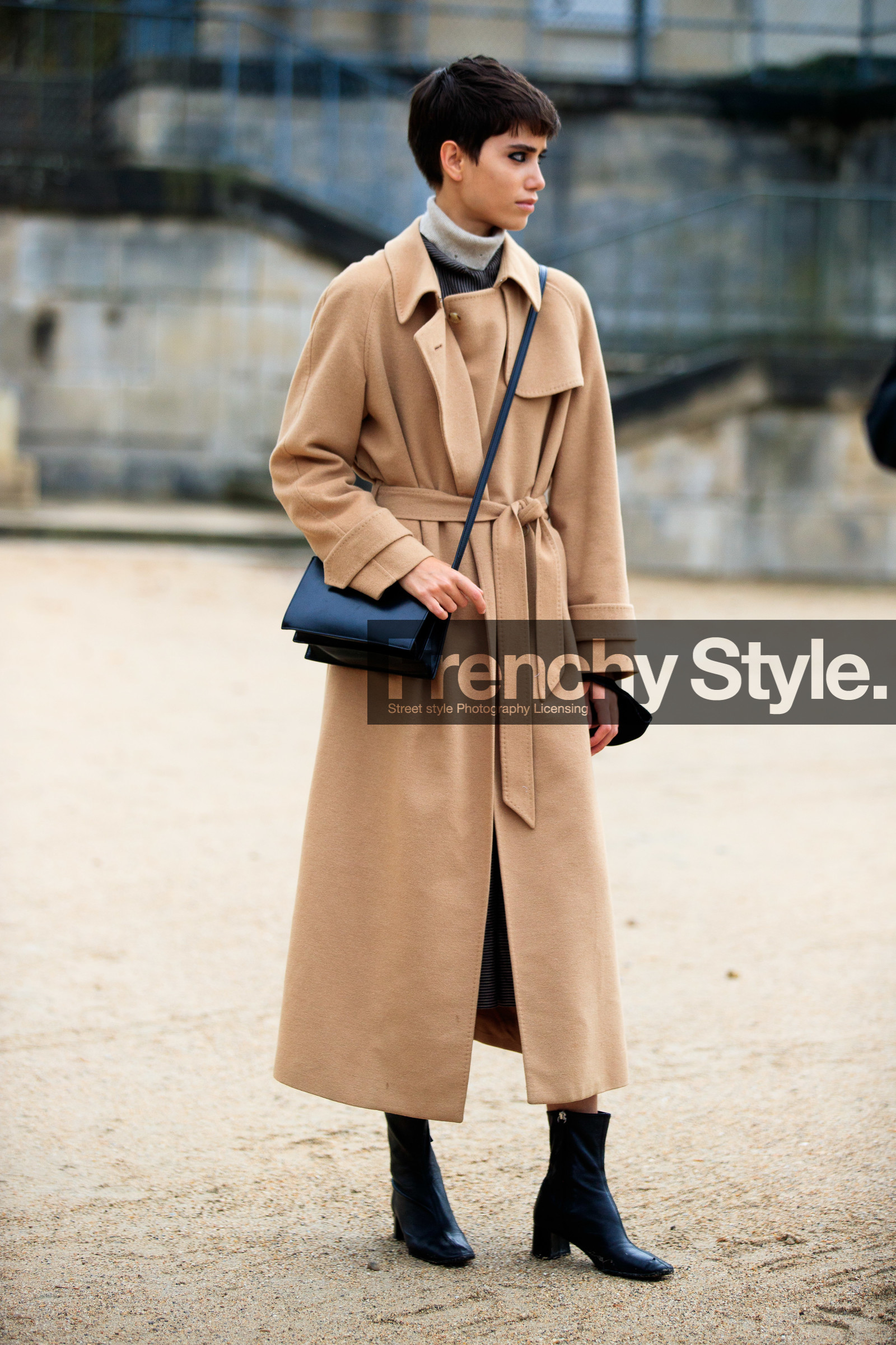 camel coat, beige coat, belted coat, crossbody bag, black leather bag, black leather boots, low boots, kitten heels boots, fashion week, frenchystyle, FW, jonathan paciullo, street style, PFW, PARIS, SPRING SUMMER 2021, SS 21, vertical, full length, model