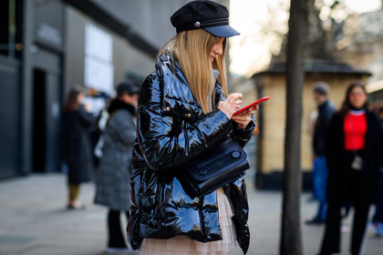 black bag, black hat, black jacket, down jacket, leather bag, leather jacket, fashion week, frenchystyle, FW, jonathan paciullo, street style, LFW, LONDON, AUTUMN WINTER 2018-2019, AW 18-19, FALL WINTER 2018-2019, FW 18-19, horizontal, atmosphere details, detail