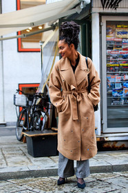beige coat, belted coat, openwork coat, grey pants, flare pants, checked pants, black pumps, suede pumps, sharon alexie, street style, jonathan paciullo, FW, frenchystyle, fashion week, MFW, MILAN, SPRING SUMMER 2021, SS 21, vertical, full length