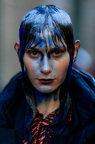 model, glitter face, glitter hair, make up, make up details, hair details, strassed make up, blue eyeshadows, blue eyeliner, fashion week, frenchystyle, FW, jonathan paciullo, street style, MFW, MILAN, AUTUMN WINTER 2020-2021, FALL WINTER 2020-2021, FW 20-21, vertical, atmosphere details, detail, portrait