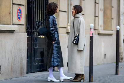 lauren caruso, light beige dress, high collar dress, crossbody bag, black leather bag, metalic bag, bottega veneta bag, long dress, long sleeves dress, kaki leather boots, alyssa coscarelli, black leather coat, black leather bag, quilted coat, white tights, white polish shoes, mary jane shoes, carel shoes, multi straps shoes, kitten heels shoes, fashion week, frenchystyle, FW, jonathan paciullo, street style, PFW, PARIS, horizontal, atmosphere details, full length