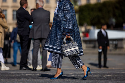 blue heels, dior bag, dior look, dior print, electric blue shoes, heels, logo print, navy bag, navy pants, navy raincoat, print, printed bag, printed pants, printed raincoat, raincoat, street style, jonathan paciullo, FW, frenchystyle, fashion week, PFW, PARIS, SPRING SUMMER 2022, SS 22, horizontal, atmosphere details