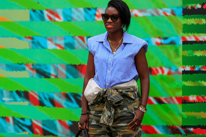 scale sunglasses, celine sunglasses, pearl earrings, dangling earrings, multi necklace, chain necklace, charms necklace, big chain necklace, lucky charm bracelet, multicolor bracelet, pearl bracelet, chanel watch, golden watch, chain strap watch, cartier ring, golden rings, striped shirt, sleeveless shirt, blue shirt, white shirt, kaki jumpsuit, military jumpsuit, military printed jumpsuit, knot details, knoted jumpsuit, fashion week, frenchystyle, FW, jonathan paciullo, street style, PFW, PARIS, SPRING SUMMER 2020, SS 20, horizontal, atmosphere details, detail