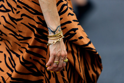 animal print, bracelet, cartier, golden jewelry, graphic dress, printed dress, rings, zebra, fashion week, frenchystyle, FW, jonathan paciullo, street style, PFW, PARIS, atmosphere details, horizontal, detail, AUTUMN WINTER 2018-2019, FALL WINTER 2018-2019, FW 18-19