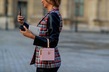 bag detail, close up detail, pink bag, box bag, square shape bag, hand bag, polish bag, monogrammed bag, louis vuitton bag, black leather jacket, red jacket, checked jacket, plaid jacket, PARIS, PFW, SPRING SUMMER 2020, SS 20, fashion week, frenchystyle, FW, jonathan paciullo, street style, horizontal, atmosphere details, detail