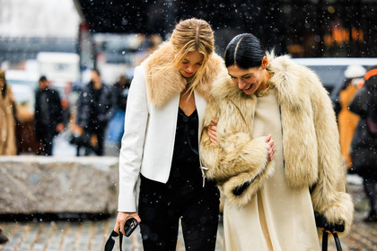 furry winter look, furry beige coat, furry beig coat, furry jacket, white leather jacket, black top, athena calderone, fashion week, frenchystyle, FW, jonathan paciullo, street style, NYFW, NEW YORK, AUTUMN WINTER 2022-2023, FALL WINTER 2022_2023, FW 22-23, atmosphere details, horizontal