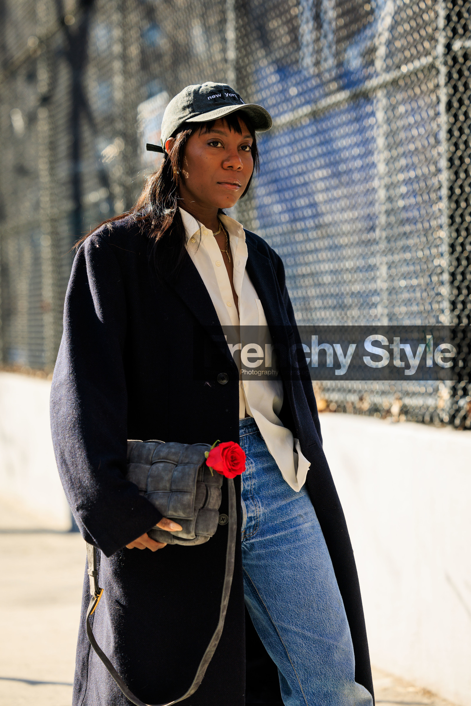 denim cap, black cap, new york cap, black coat, white shirt, jeans, grey bottega veneta, bottega veneta bag, bottega veneta crossbody, red rose, close up, fashion week, frenchystyle, FW, jonathan paciullo, street style, NYFW, NEW YORK, AUTUMN WINTER 2022-2023, FALL WINTER 2022_2023, FW 22-23, vertical, atmosphere details