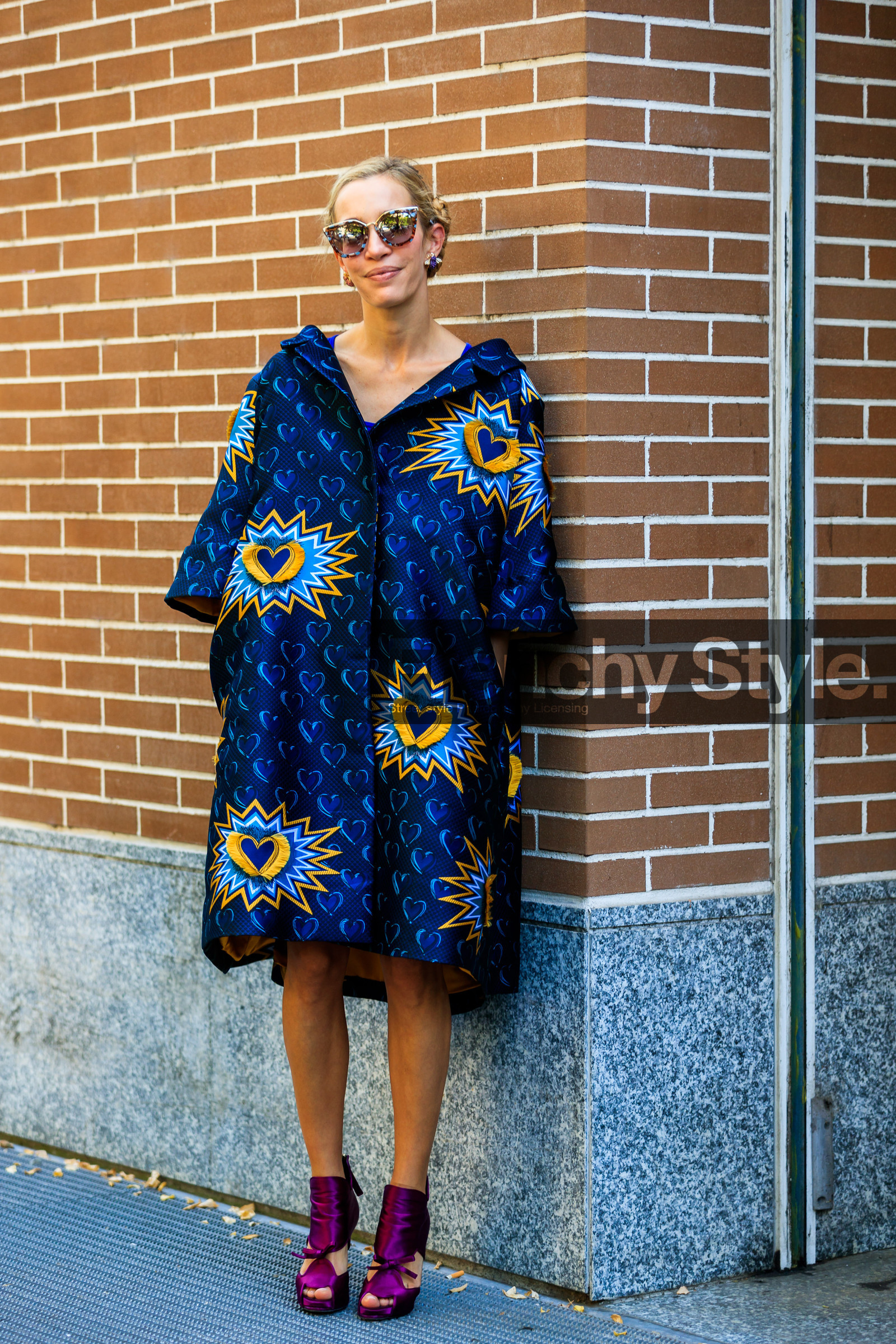 blue dress, graphic dress, high heels, leather shoes, oversize, printed dress, purple shoes, shirt dress, sunglasses, street style, jonathan paciullo, FW, frenchystyle, fashion week, MFW, MILAN, SPRING SUMMER 2019, SS 19, vertical, full length