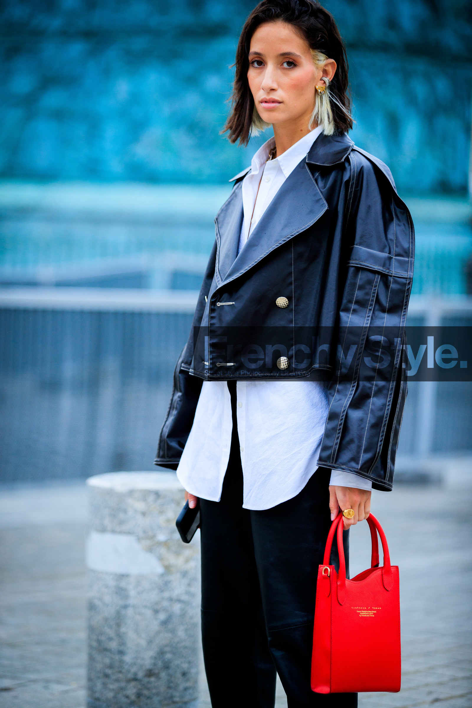 alexandra guerain, black jacket, black leather pants, cropped jacket, pleated jacket, white shirt, red leather bag, hand bag, victoria tomas bag, golden ring, golden hearcuff, golden earrings, diamond earrings, louis vuitton ring, black leather jacket, fashion week, frenchystyle, FW, jonathan paciullo, street style, PFW, PARIS, SPRING SUMMER 2021, SS 21, vertical, atmosphere details, detail