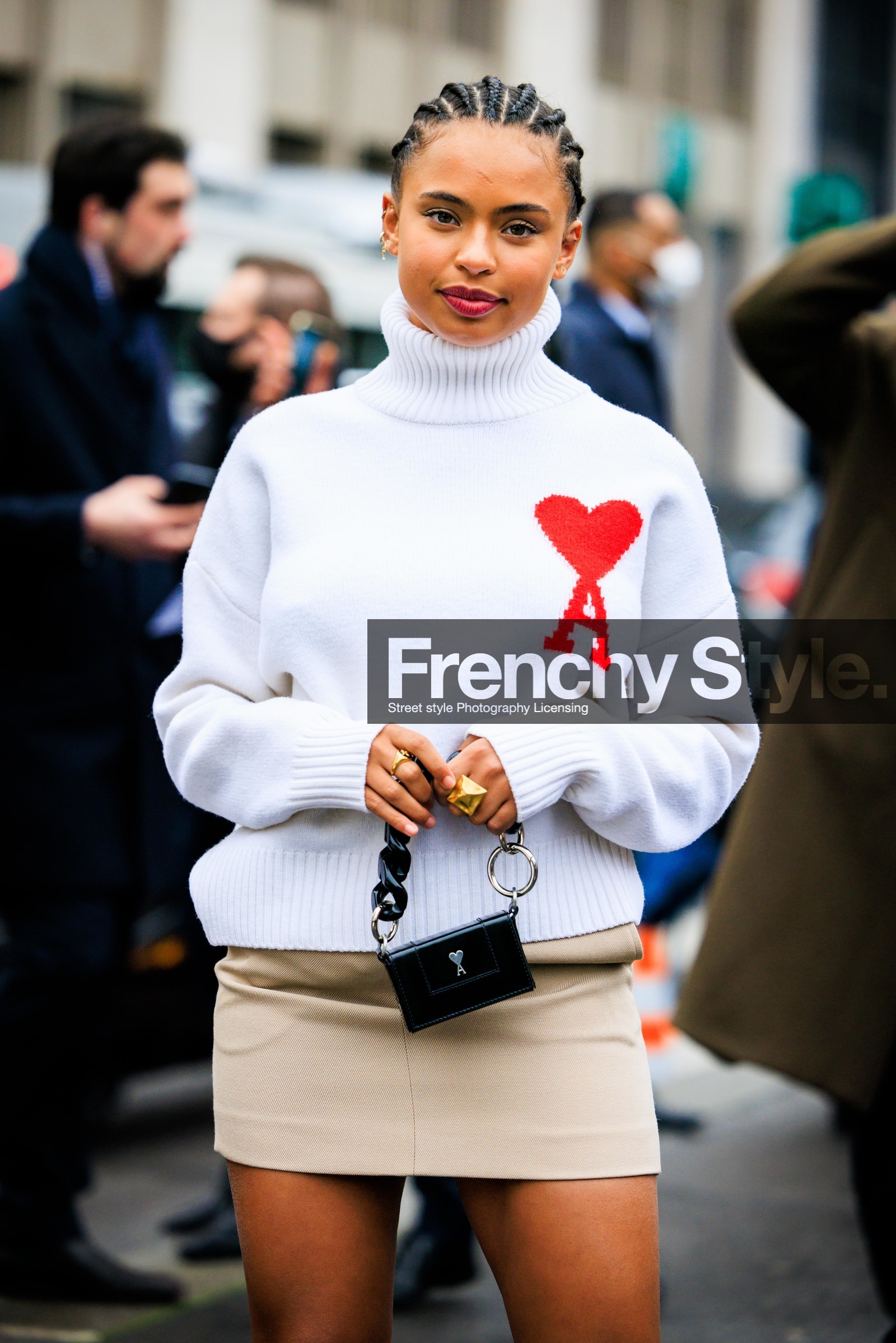 ami, jumper, white jumper, turtleneck, mini skirt, beige skirt, ami bag, mini bag, black bag, golden rings, braided hair, fashion week, frenchystyle, FW, jonathan paciullo, street style, PFW, PARIS, menswear, AUTUMN WINTER 2022-2023, FALL WINTER 2022-2023, FW 22-23, atmosphere details, detail, vertical
