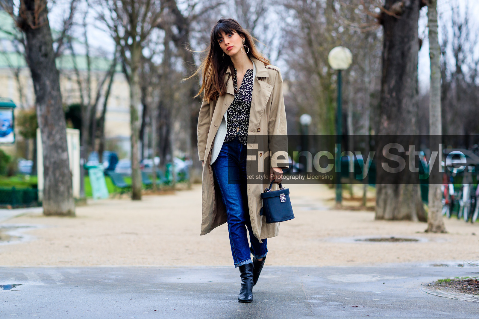 atmosphere details, AUTUMN WINTER 2017-2018, AW 17-18, beige coat, black bag, black shoes, blue denim, denim pants, FALL WINTER 2017-2018, fashion week, frenchystyle, full length, FW, FW 17-18, graphic shirt, high heels, horizontal, jeans, jonathan paciullo, leather bag, leather shoes, louise follain, model, PARIS, PFW, printed shirt, street style, trench coat, trousers