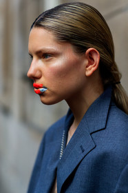 blazer, grey jacket, oversize, ponytail, red lips, wet hair, PFW, fashion week, frenchystyle, FW, jonathan paciullo, street style, PARIS, vertical, detail, atmosphere details, model, AUTUMN WINTER 2018-2019, FALL WINTER 2018-2019, FW 18-19