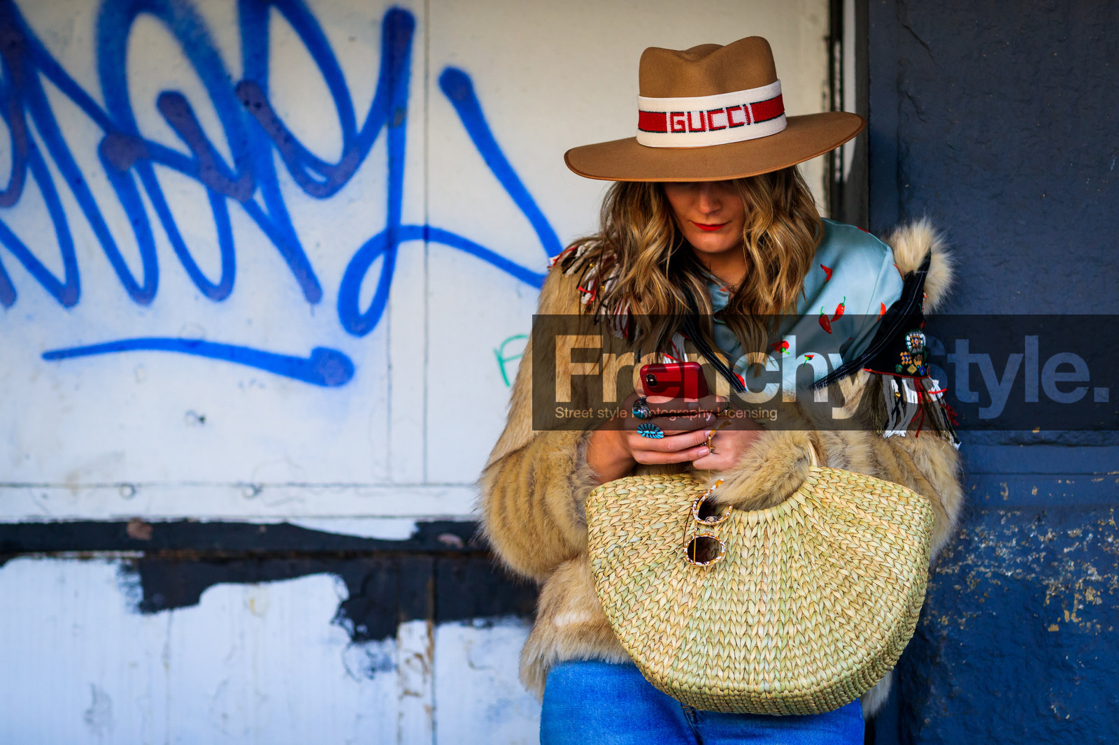 beige hat, blue denim, blue shirt, denim pants, fringes, fur jacket, gucci, jeans, natural fur, printed shirt, straw bag, sunglasses, trousers, street style, jonathan paciullo, FW, frenchystyle, fashion week, NYFW, NEW YORK, AUTUMN WINTER 2018-2019, AW 18-19, FALL WINTER 2018-2019, FW 18-19, atmosphere details, horizontal, detail